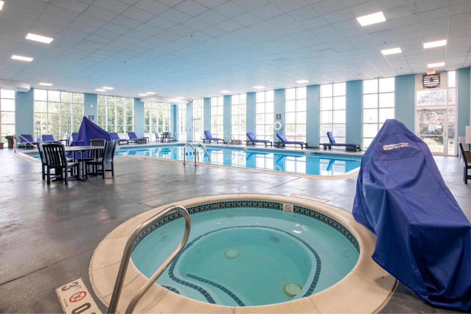 Four Points By Sheraton Йорк Экстерьер фото
