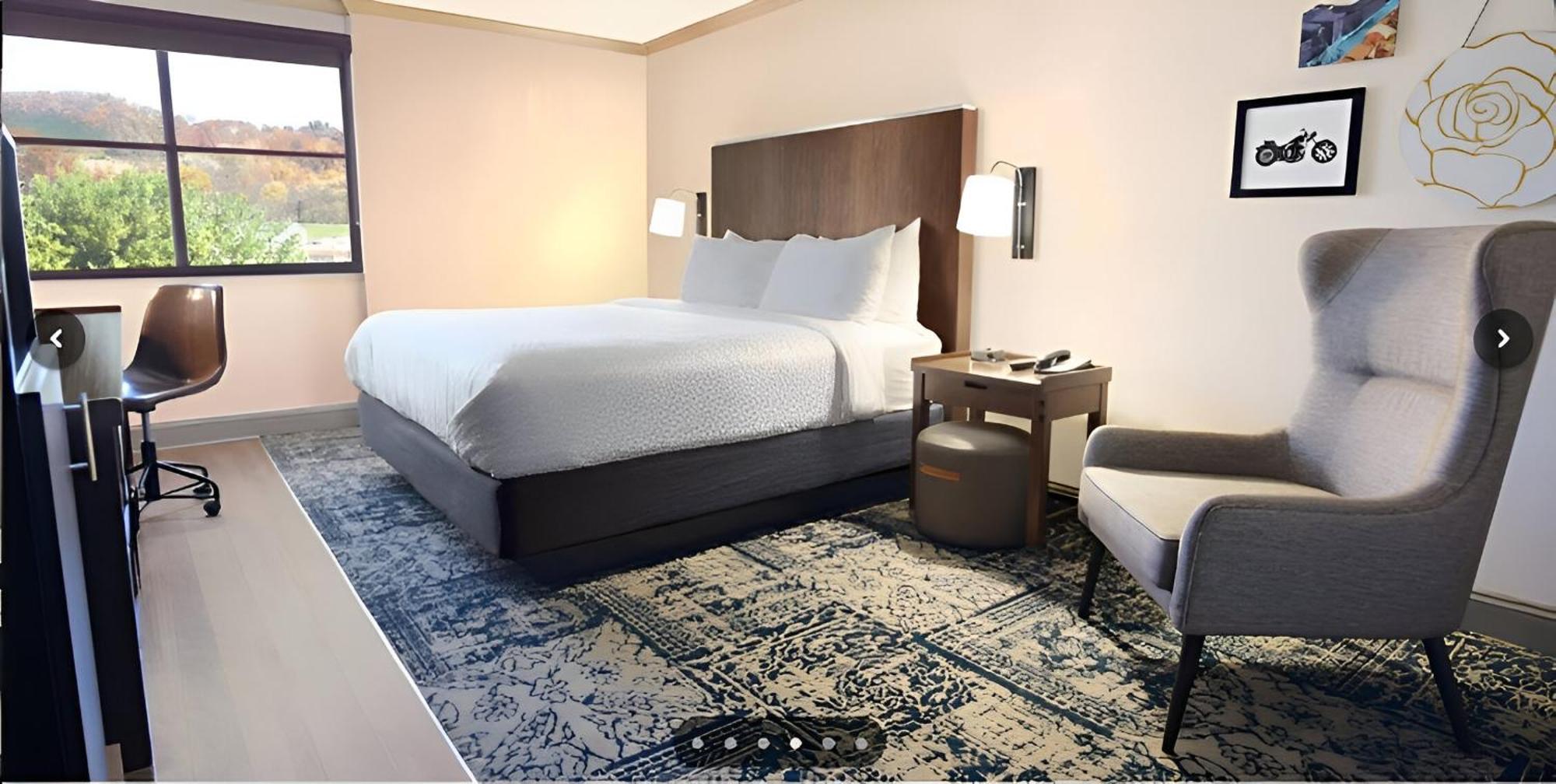 Four Points By Sheraton Йорк Экстерьер фото