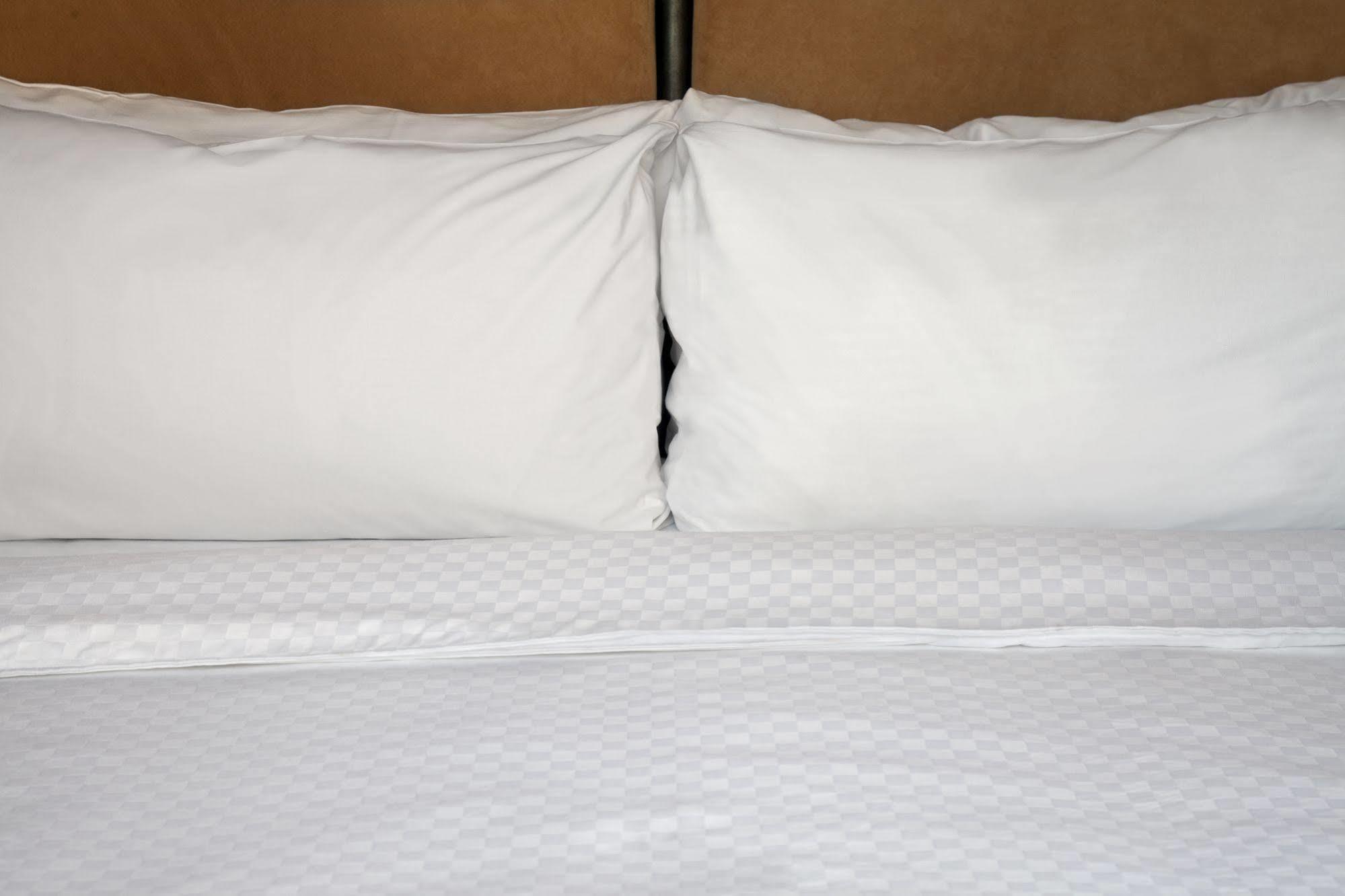 Four Points By Sheraton Йорк Экстерьер фото